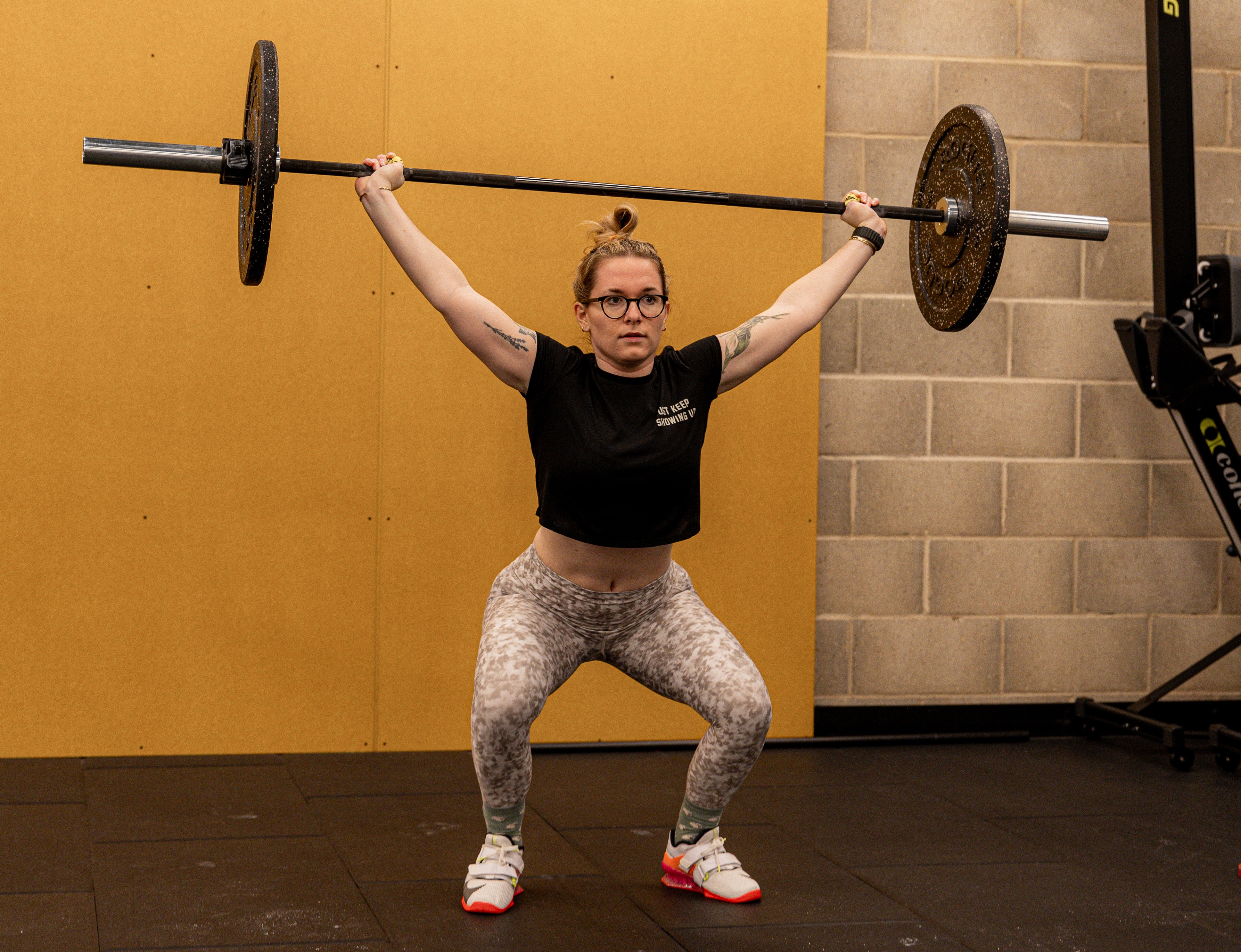 Women training with weights and focus